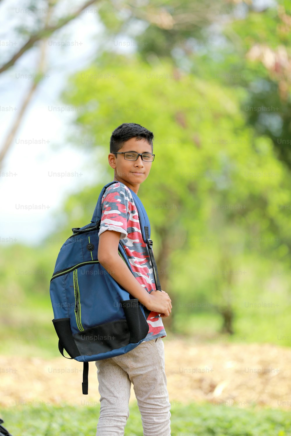 criança indiana no óculos criança indiana no óculos com bolsa