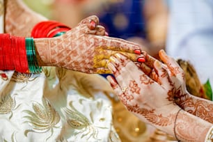 Main nuptiale indienne avec design Mehandi