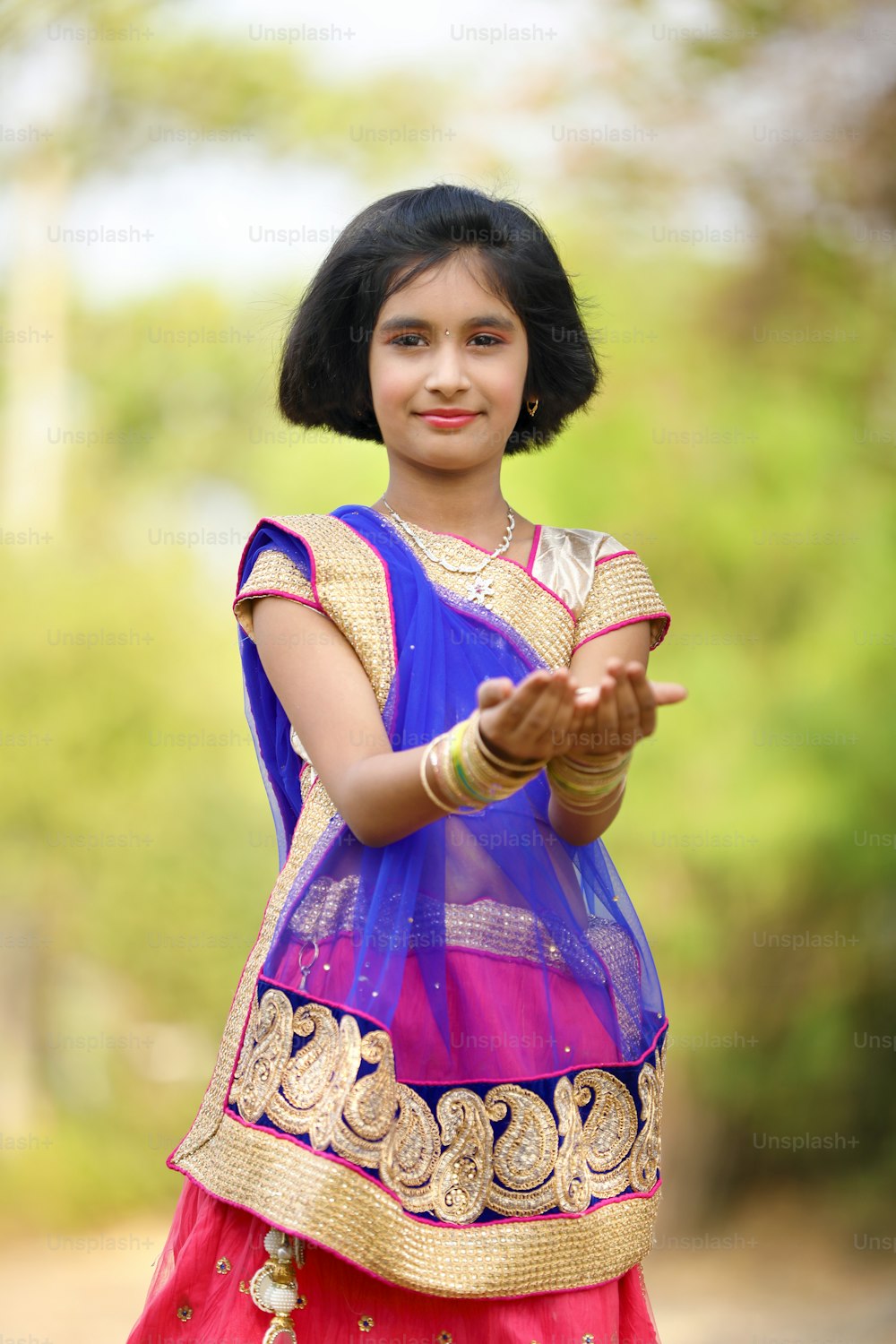 Menina indiana pequena no sari tradicional