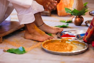 Traditionelle indische Hochzeit: Kurkumapulver im Teller für die Haldi-Zeremonie