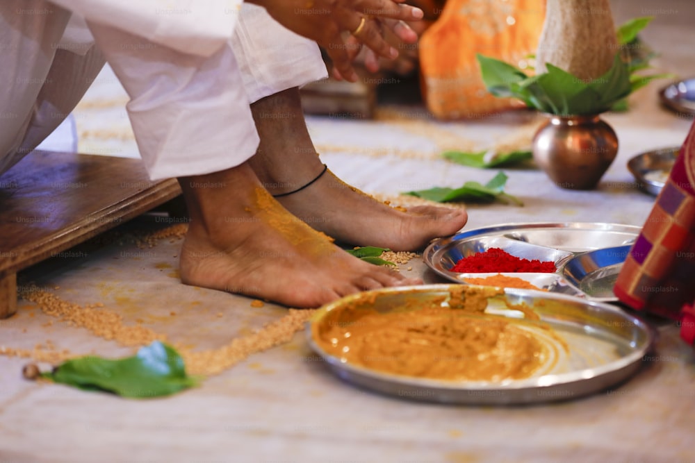 인도 전통 결혼식: 할디 의식을 위한 접시에 담긴 강황 가루