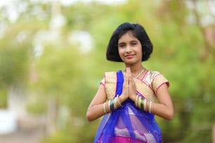 전통 사리를 입은 작은 인도 소녀