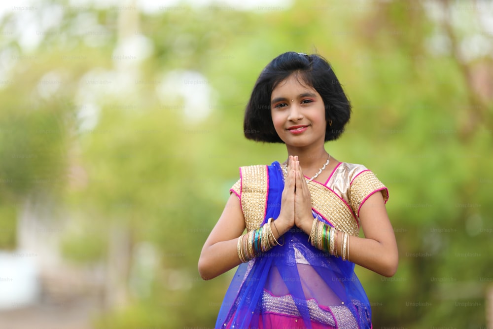 전통 사리를 입은 작은 인도 소녀