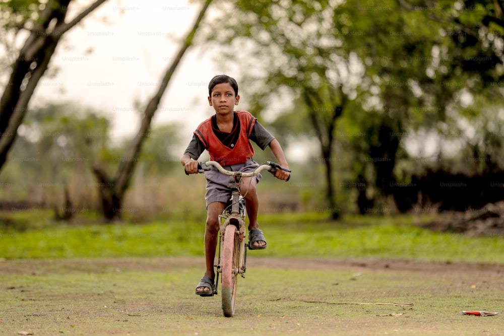 Bambino indiano sulla bicicletta
