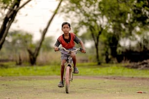 criança indiana na bicicleta