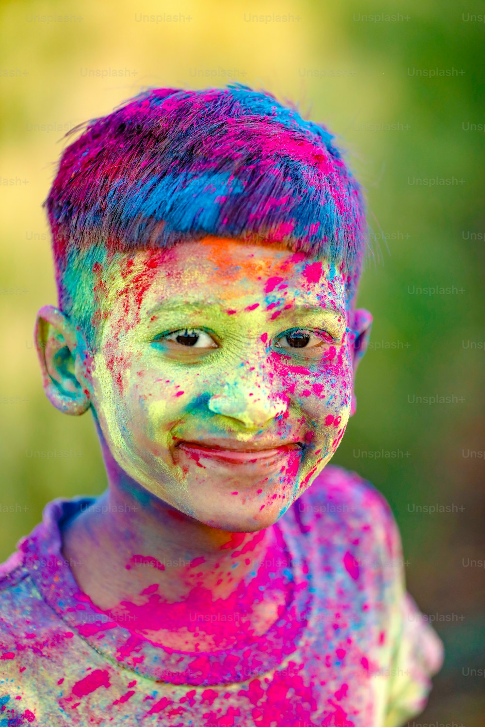 홀리 축제에서 색깔을 가��지고 노는 인도 아이