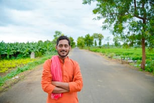 Agricultor indiano no desgaste tradicional sobre o fundo da natureza