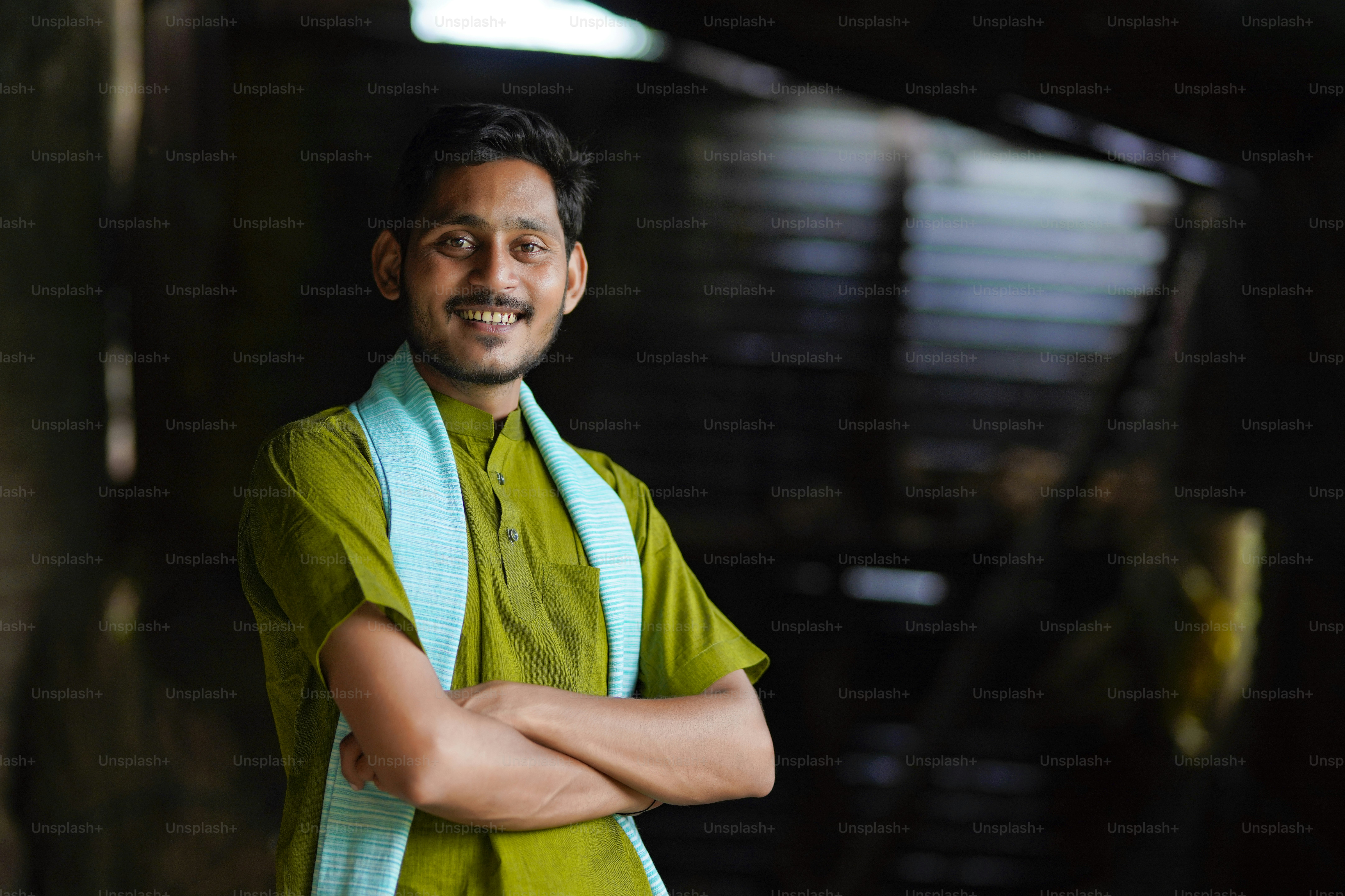 Petani India dengan pakaian tradisional di rumah.