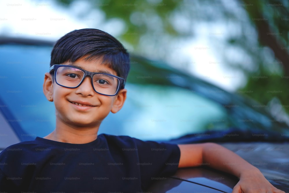Lindo niño indio usa anteojos