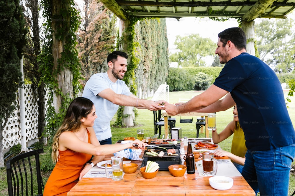 Grupo de amigos latinos comendo comida mexicana no terraço do restaurante no México América Latina