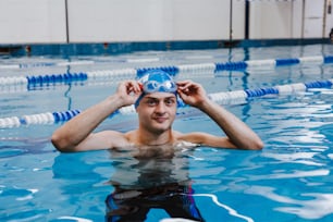 Jovem atleta nadador hispânico usando boné em um treino de natação na piscina no México América Latina