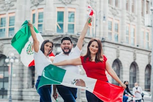 Mexicanos y aficionados al fútbol de México con bandera mexicana