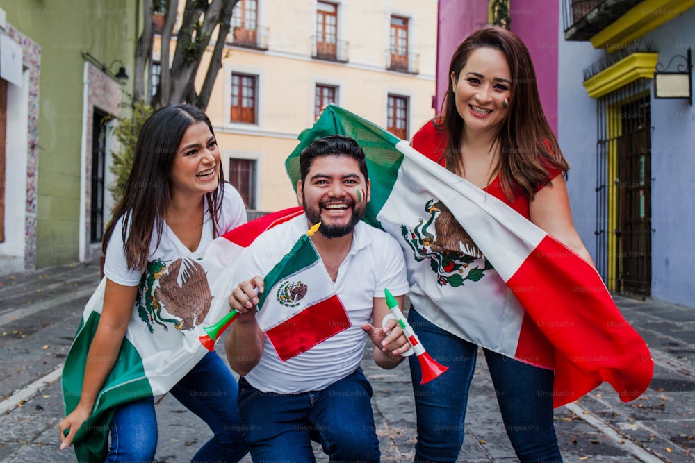 Peuple mexicain avec drapeau dans le jour de l’indépendance mexicaine au Mexique