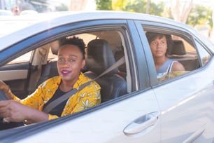 車を運転する年配の女性のポートレート。タクシーアプリのコンセプト。