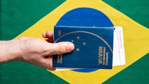 Passaporte brasileiro no fundo da bandeira brasileira - república federativa do Brasil, mercosul