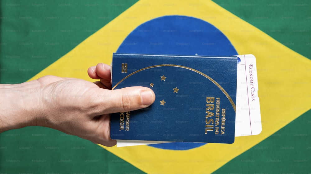 Pasaporte brasileño sobre fondo de bandera brasileña - República Federativa de Brasil, mercosur