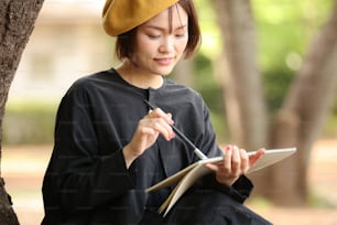 Mujer haciendo un dibujo