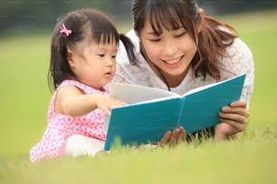 Parents et enfants lisant des livres