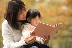 Padres e hijos leyendo