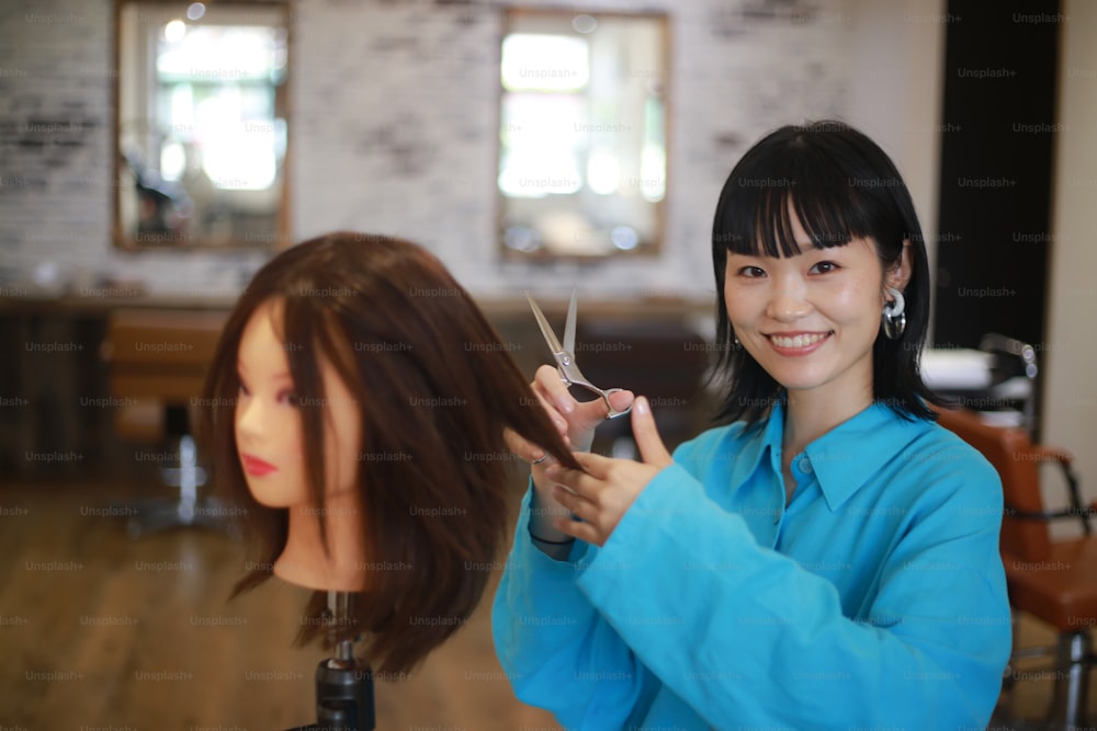 髪を切る練習をする美容師の画像