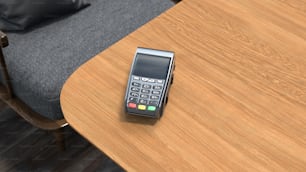 Ein Handy sitzt auf einem Holztisch