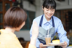 Funcionária feminina que serve sobremesa