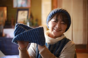 Female hand-knitting neck warmer