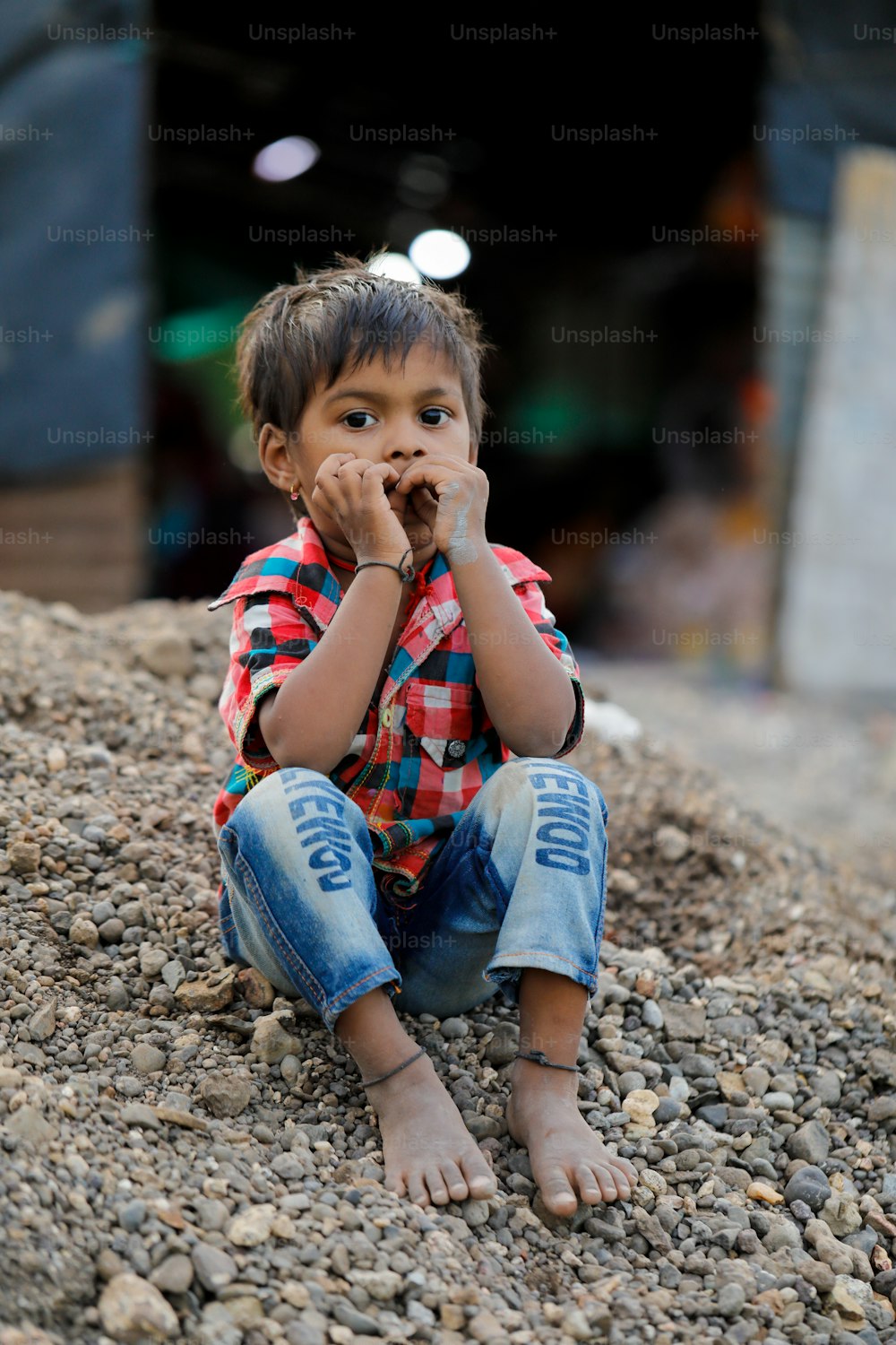 Enfant pauvre indien jouant à la maison