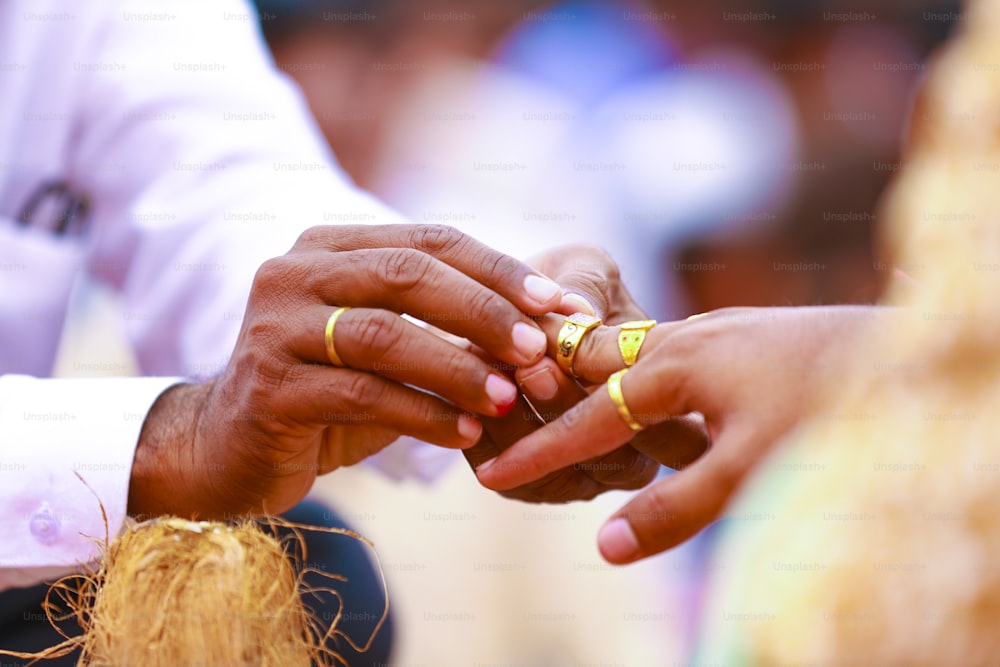 インドの伝統的な結婚式:指輪を指に入れる新郎