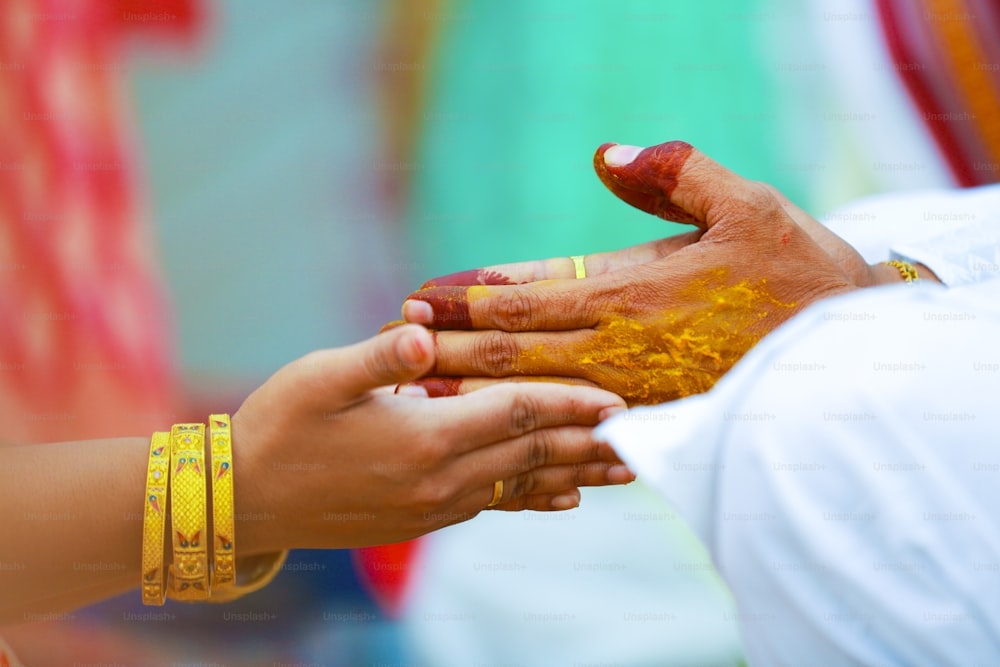 Mariage traditionnel indien: main nuptiale dans la cérémonie haldi