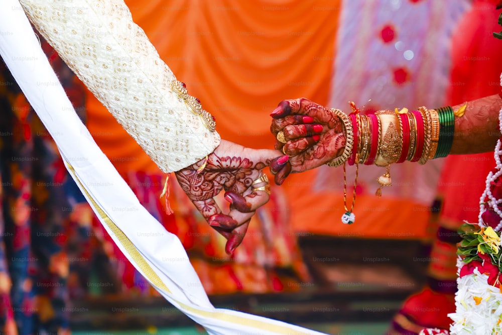 mehandi 디자인을 가진 아름 다운 인도 신부와 신랑 손