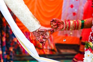Hermosa mano de novia y novio indio con diseño mehandi