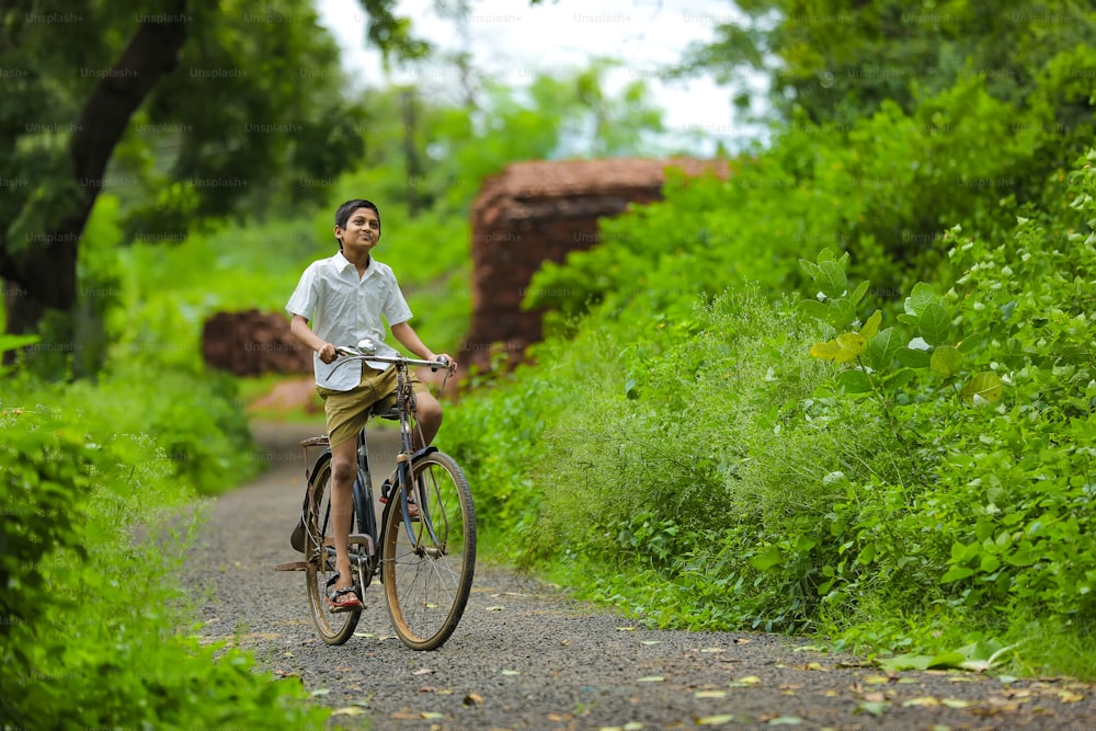 자전거 타기를 즐기는 인도의 어린 소년
