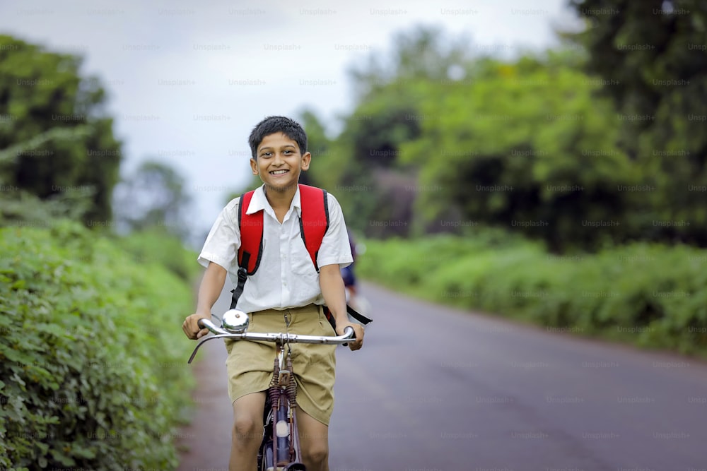 자전거로 학교에 가는 귀여운 인도 학교 아이