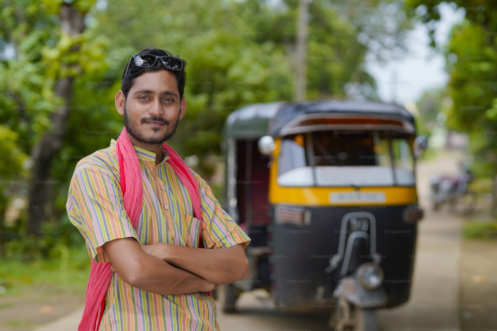 Hombre conductor de taxi indio auto rickshaw de tres ruedas tuk-tuk.