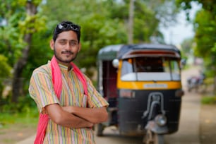 Indische Auto-Rikscha-Dreirad-Tuk-Tuk-Taxifahrer Mann.