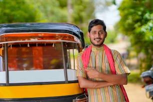 インドのオートリクシャー三輪車トゥクトゥクタクシー運転手の男
