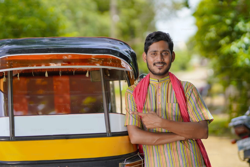 Coche indio rickshaw de tres ruedas tuk-tuk taxista hombre