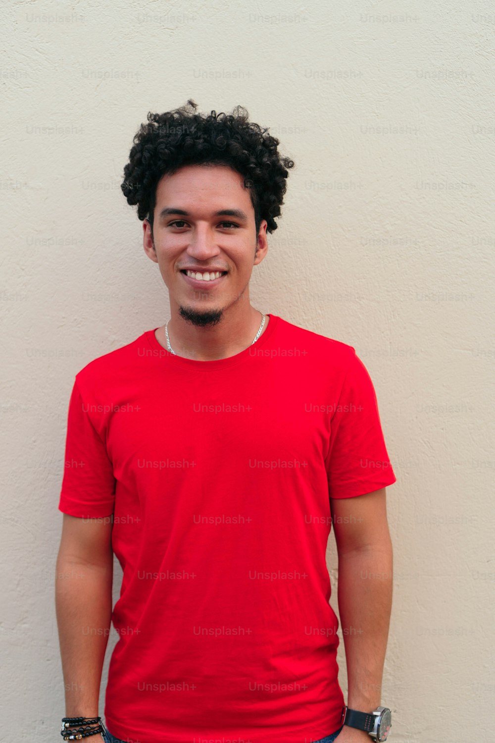 Porträt eines lächelnden hispanischen Mannes im roten T-Shirt
