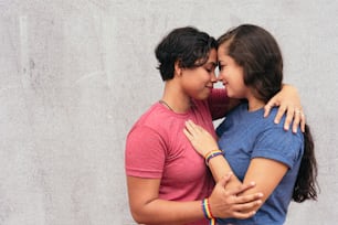 かわいいレズビアンのカップルは、街でデート中に抱擁を楽しむ