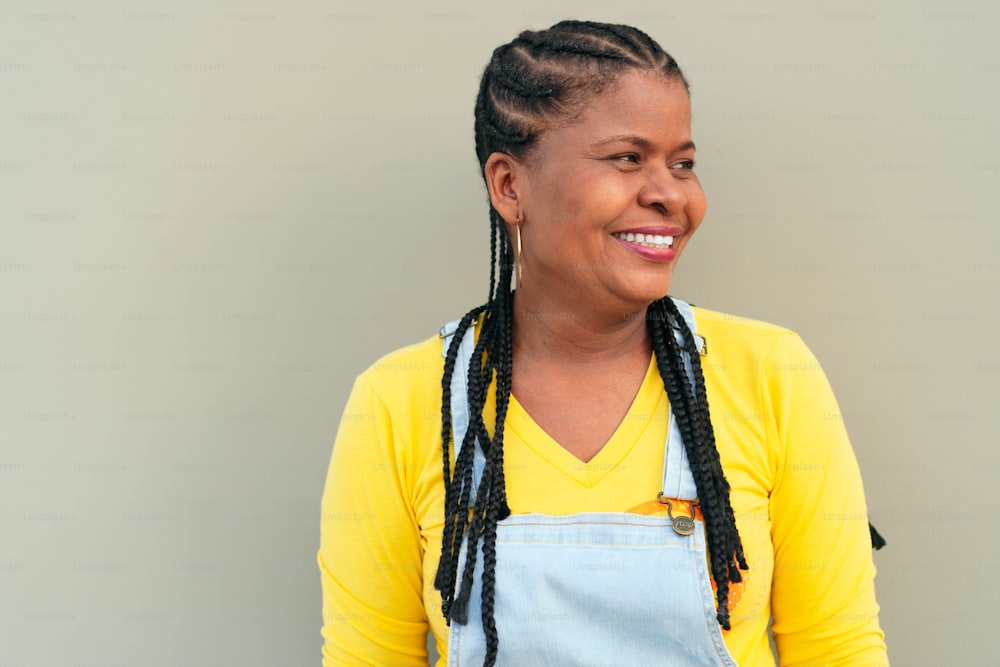 Porträt einer lächelnden afrikanischen Frau, die sich im Freien sicher fühlt - Schwarze Frau, die Spaß daran hat, sich frei zu fühlen - Frauenpower, Einstellung, positives Konzept.