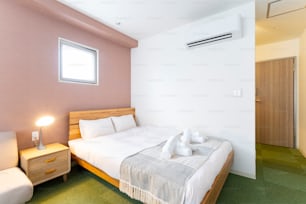 Camera da letto luminosa con lenzuola bianche in camera