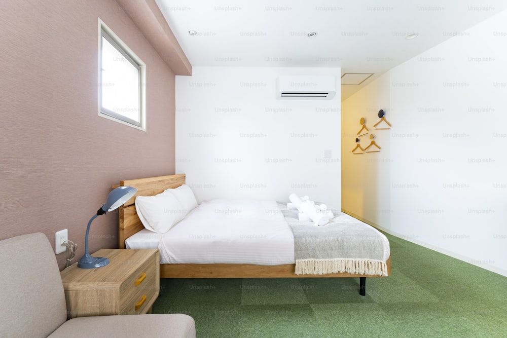Camera da letto luminosa con lenzuola bianche in camera