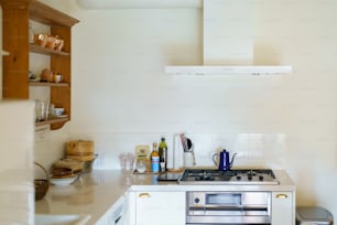 Cuisine lumineuse avec murs blancs dans un appartement