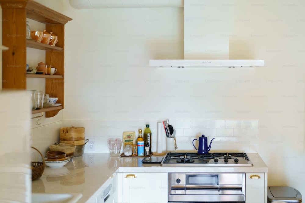 Cuisine lumineuse avec murs blancs dans un appartement