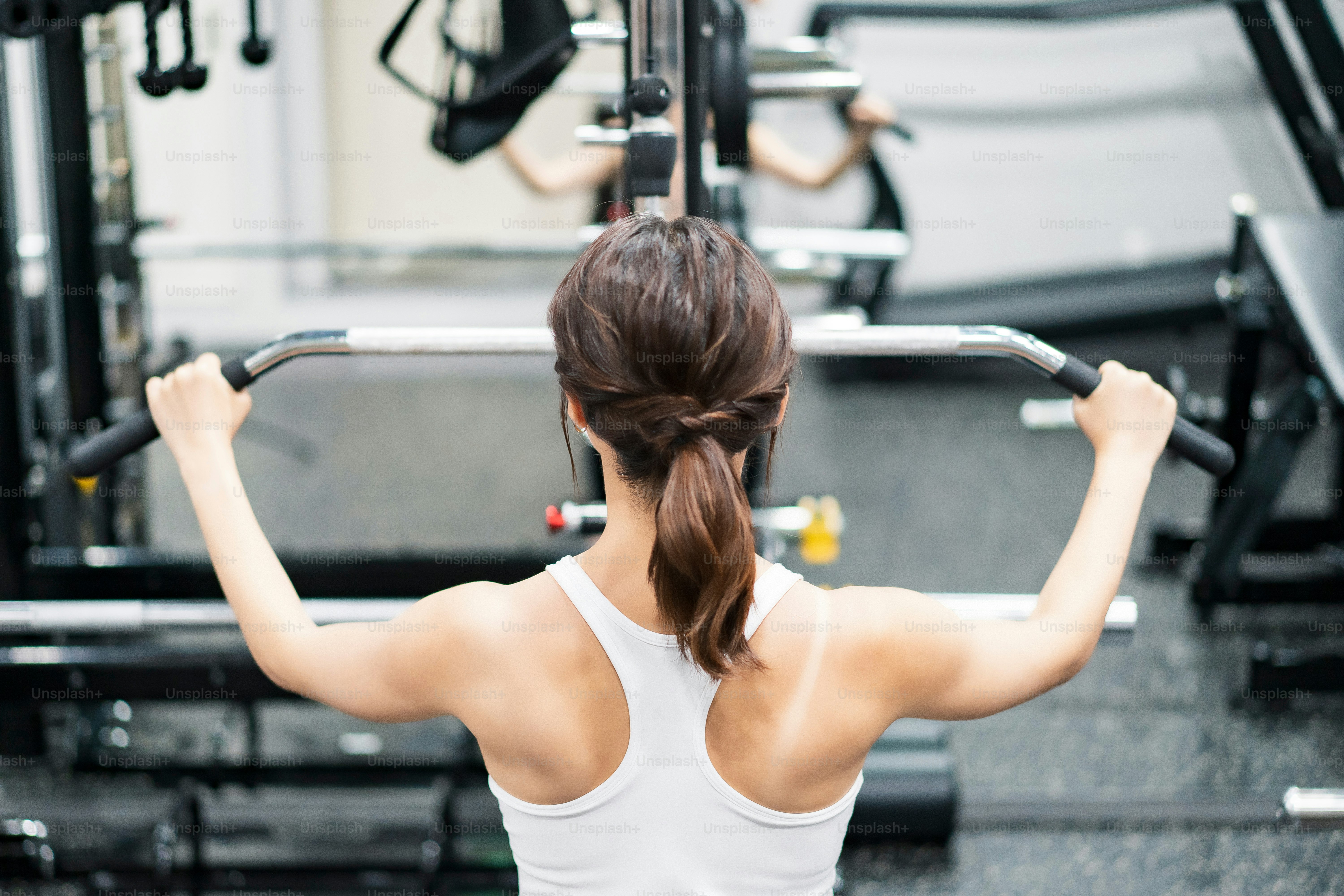 Wanita muda Asia berlatih di gym