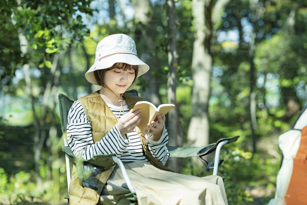 Solo-Camp-Bild - Junge Frau, die ein Buch liest