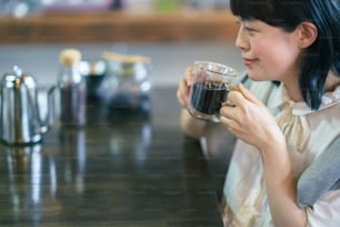 Jeune femme buvant un café dans une ambiance chaleureuse