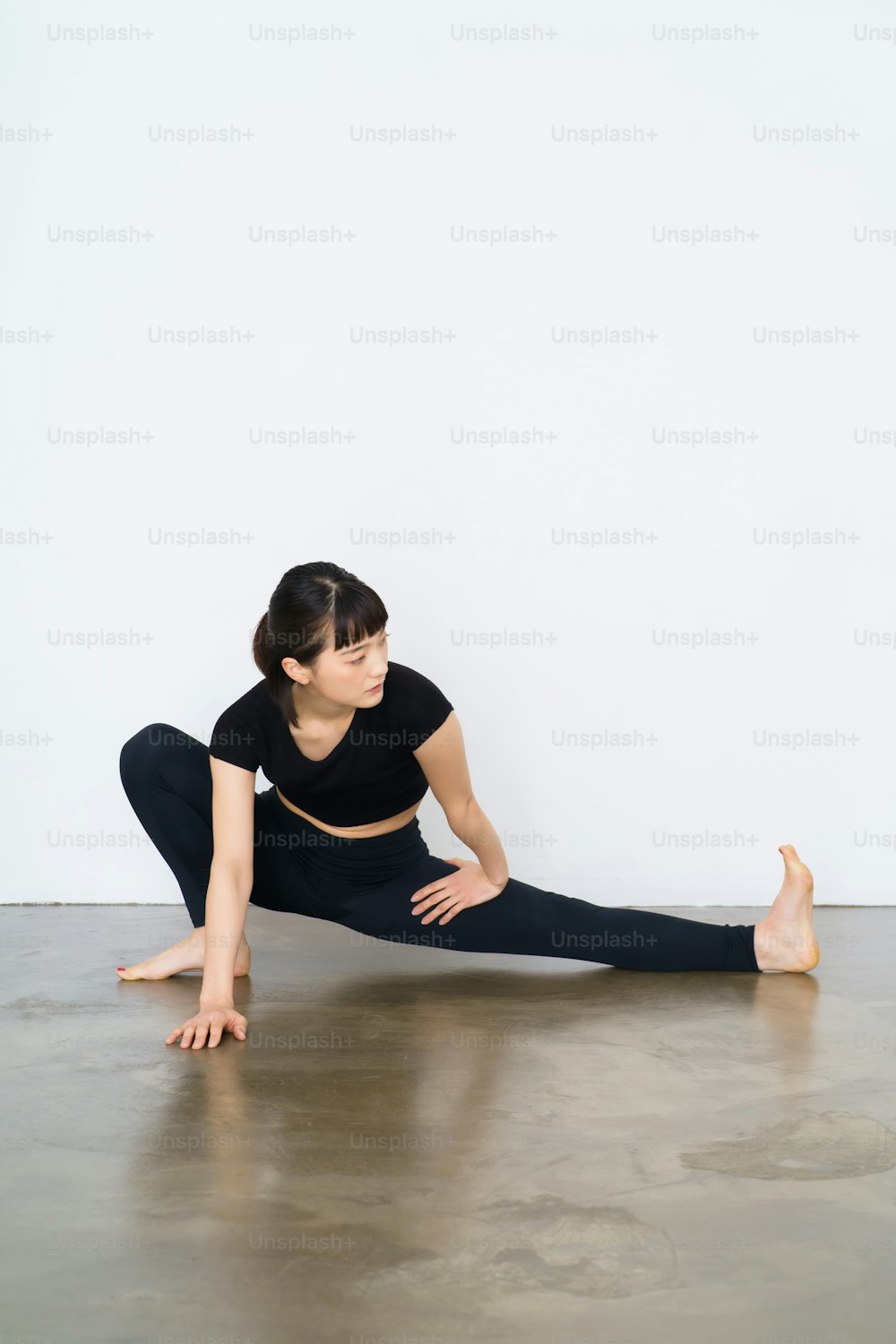 Frau, die flexible Übungen macht (Beugung und Streckung eines Beins)