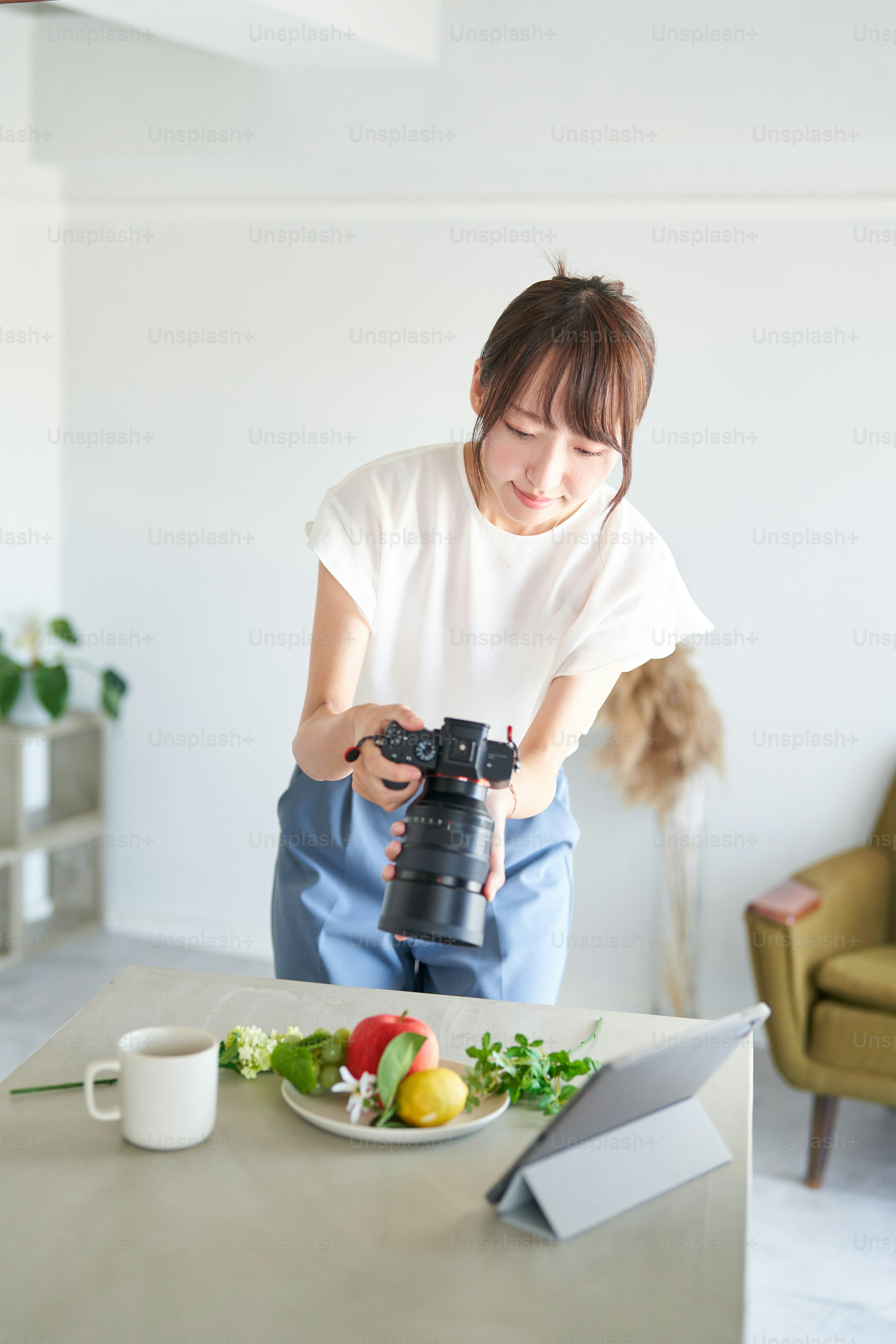 fotografer wanita memotret di ruangan